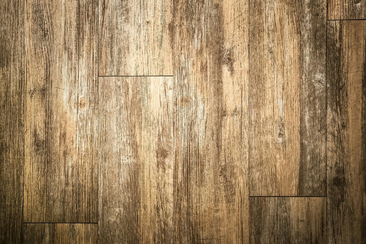 Aria secca e riscaldamento invernale riducono la durata dei pavimenti in legno: consigli per preservarli bene