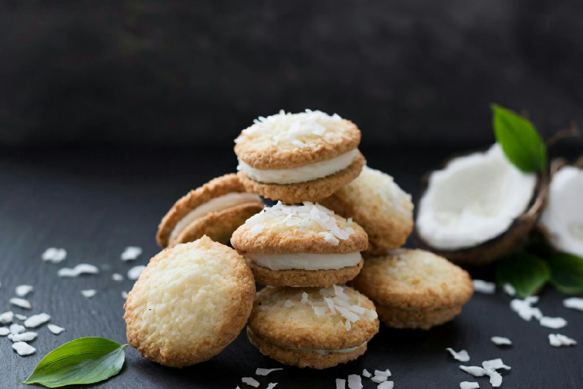 Biscotti al cocco con tre ingredienti facili da preparare in meno di mezz’ora per un dolce leggero