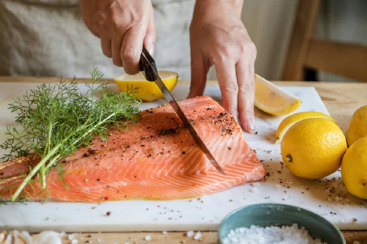Colore intenso, occhi brillanti e branchie vive: il segreto per riconoscere il salmone fresco in un attimo