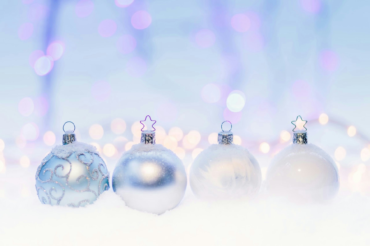 L’allestimento natalizio in pizzeria crea un’atmosfera calda e accogliente per i clienti