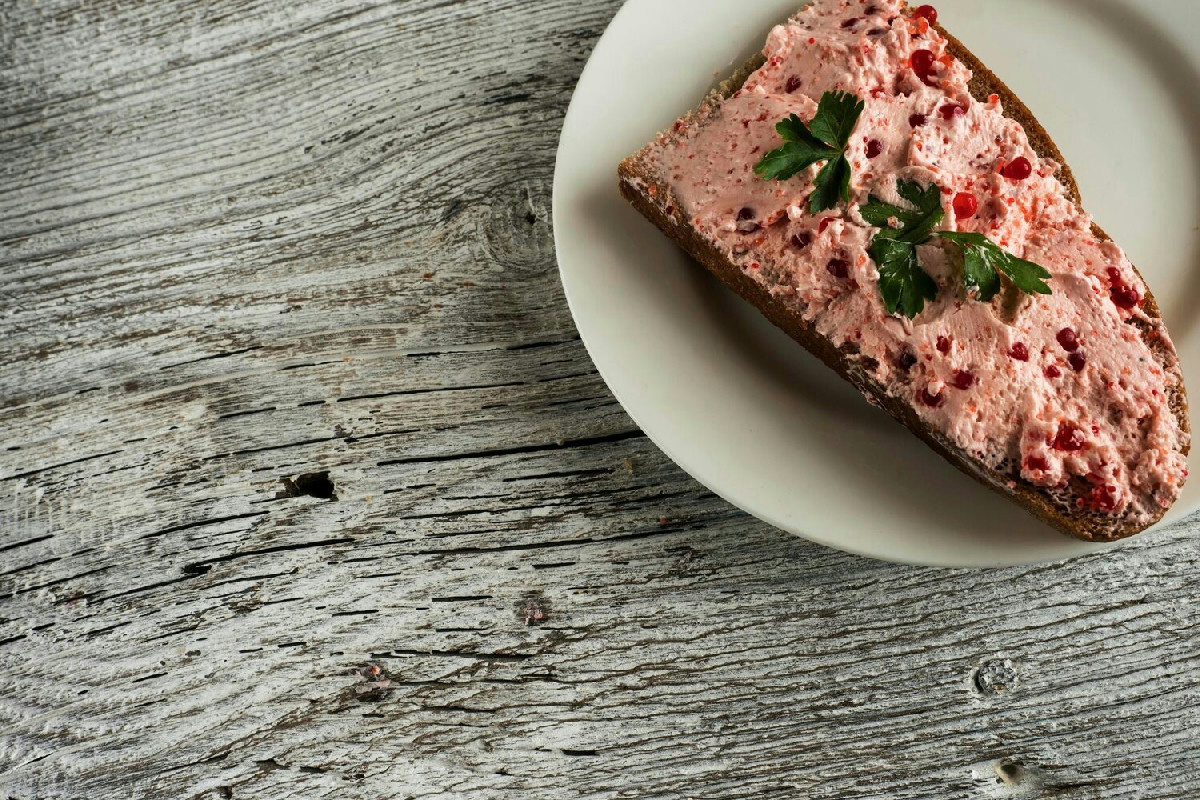 La mousse al prosciutto cotto cremosa e leggera, pronta in pochi minuti per ogni occasione