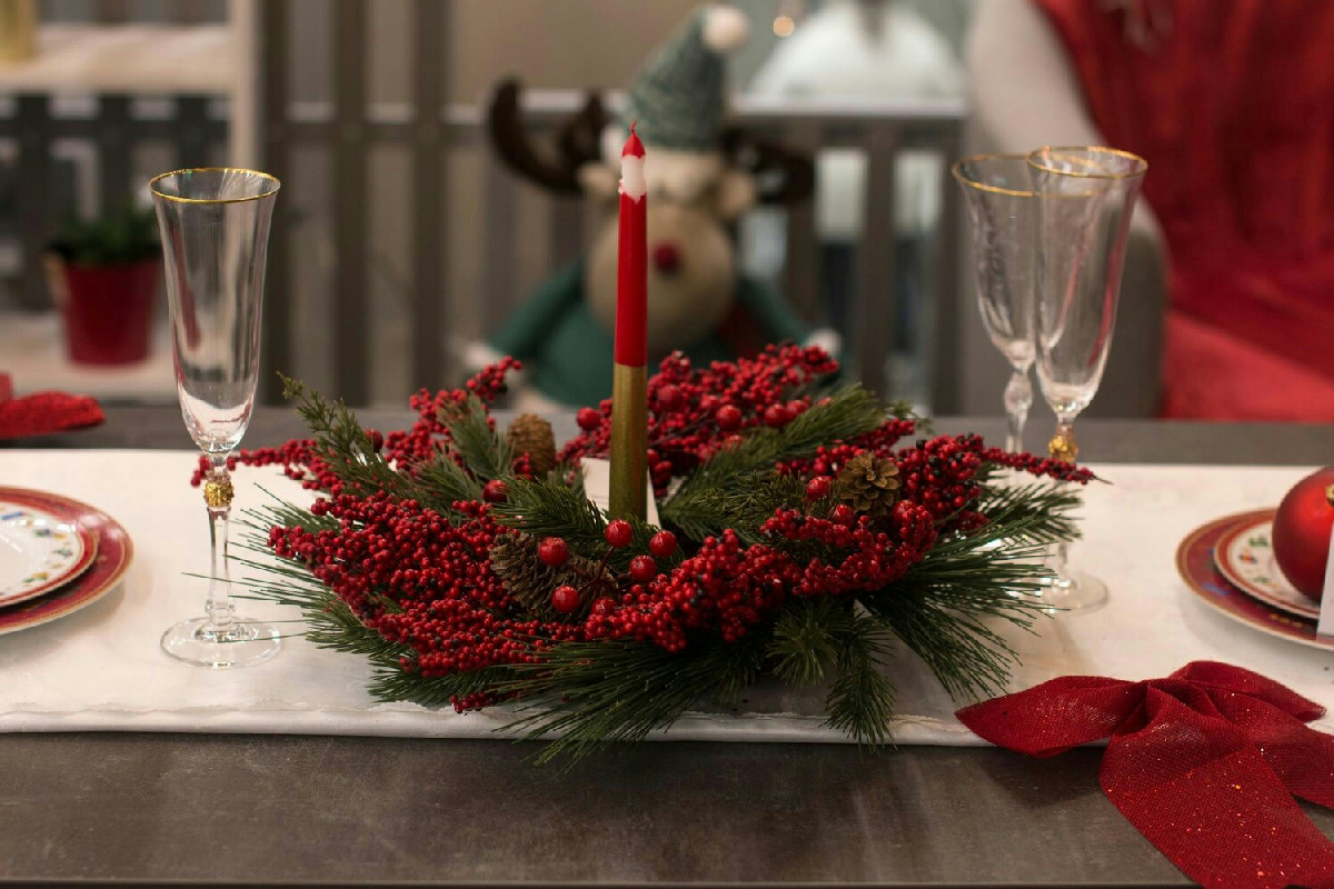 Non serve essere esperti per realizzare centrotavola natalizi eleganti: ecco 5 idee semplici e d'effetto
