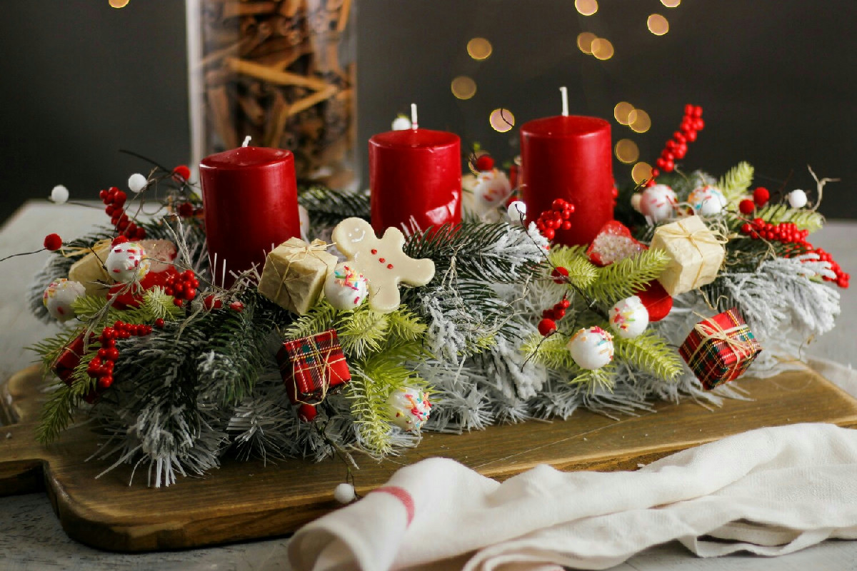 Non serve essere esperti per realizzare centrotavola natalizi eleganti: ecco 5 idee semplici e d'effetto