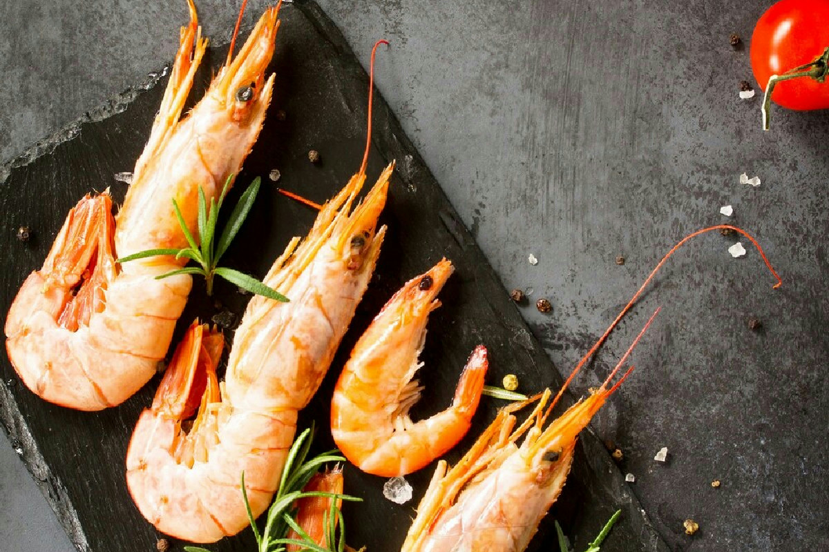 Prepara i gamberoni al forno in un modo nuovo per esaltarne sapore e rendere la cena raffinata