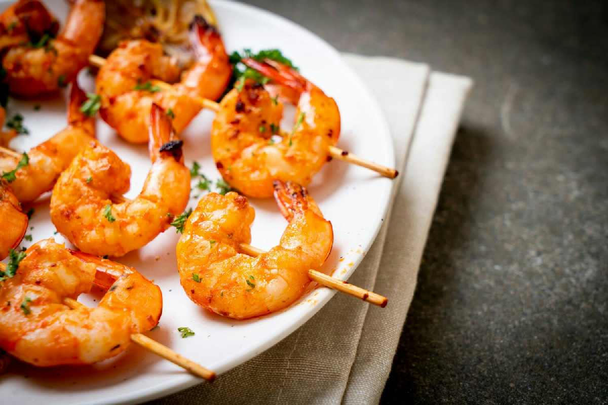 Prepara i gamberoni al forno in un modo nuovo per esaltarne sapore e rendere la cena raffinata
