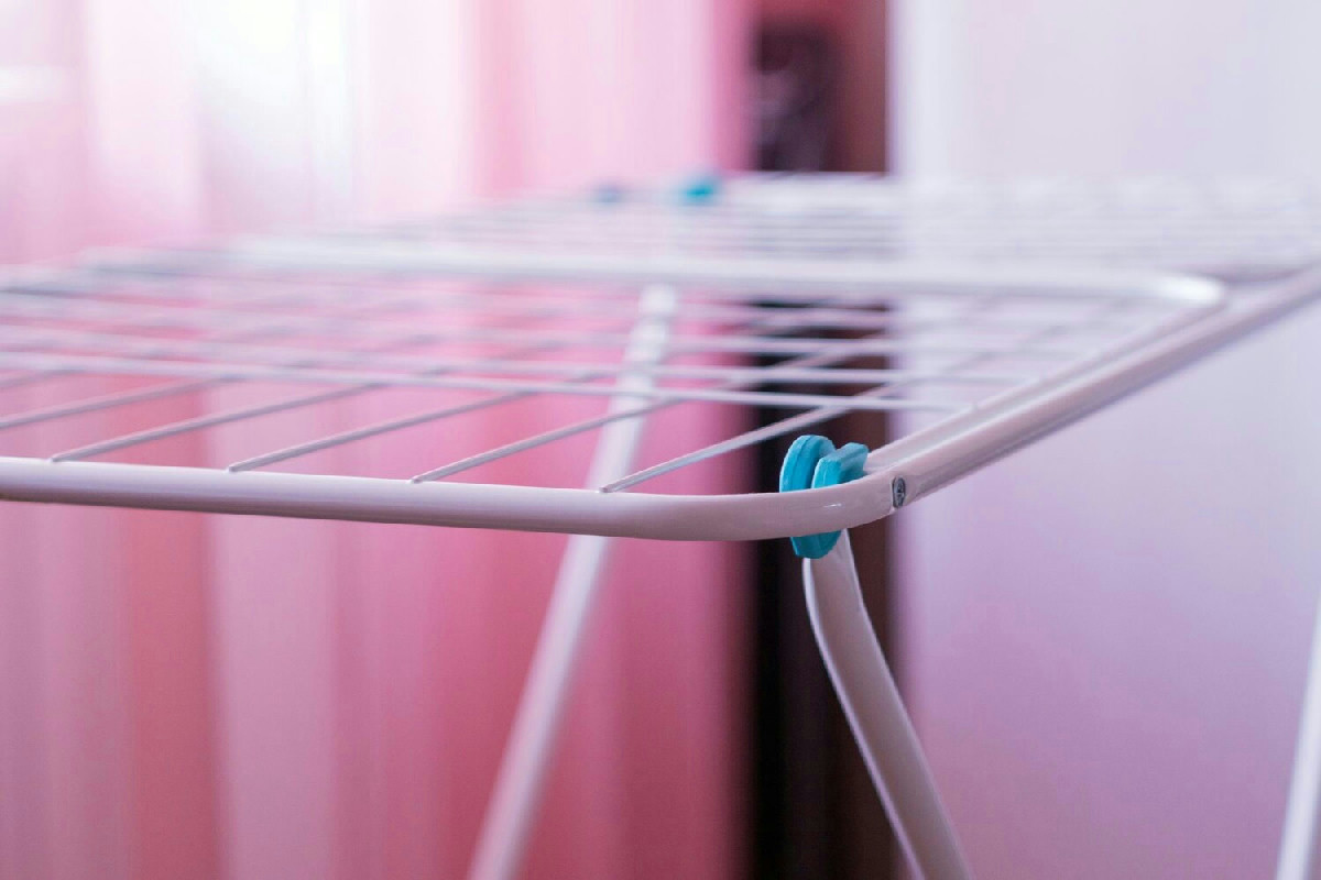 Quando fuori fa freddo il bucato non si asciuga più: lo stendino elettrico risolve tutto in casa subito