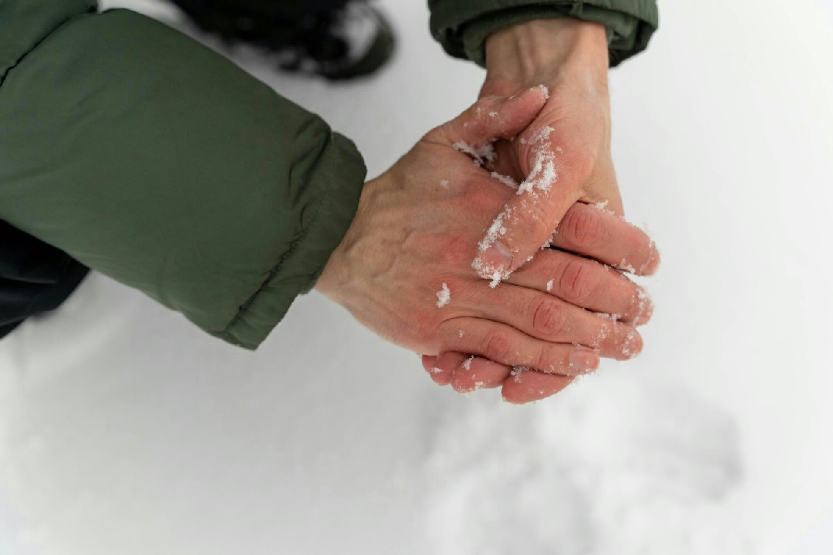 Quando l’inverno stringe, le mani si screpolano: ecco i rimedi casalinghi che cambiano tutto