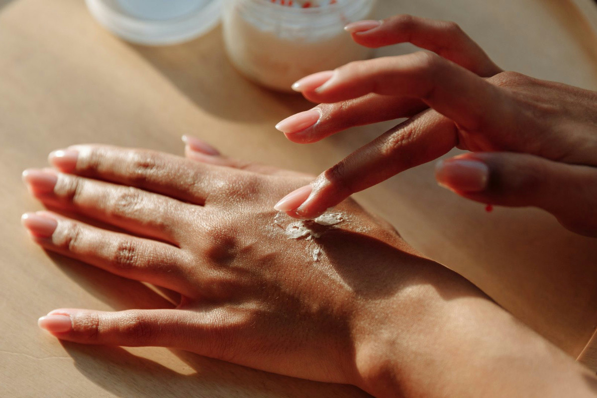 Quando l’inverno stringe, le mani si screpolano: ecco i rimedi casalinghi che cambiano tutto