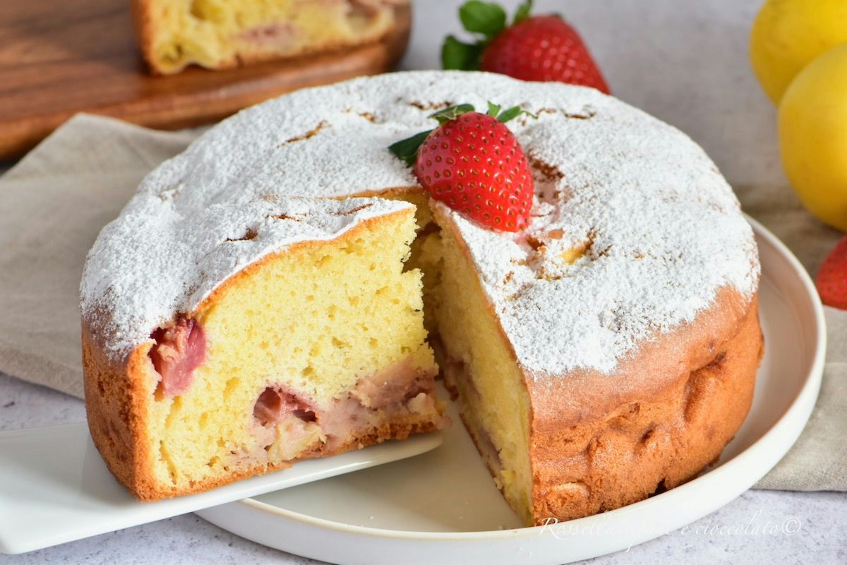 Quando mele e fragole si uniscono in un dolce soffice, la merenda diventa irresistibile in soli 10 minuti