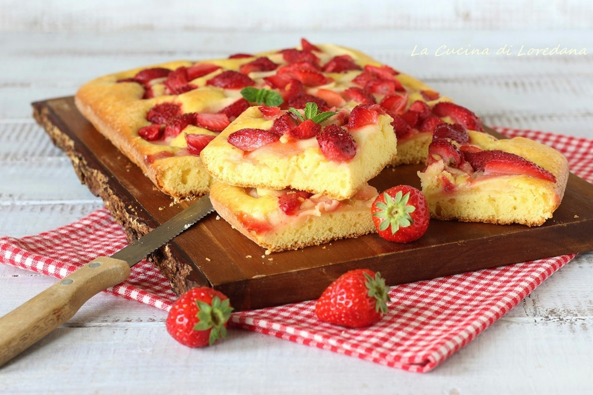 Quando mele e fragole si uniscono in un dolce soffice, la merenda diventa irresistibile in soli 10 minuti