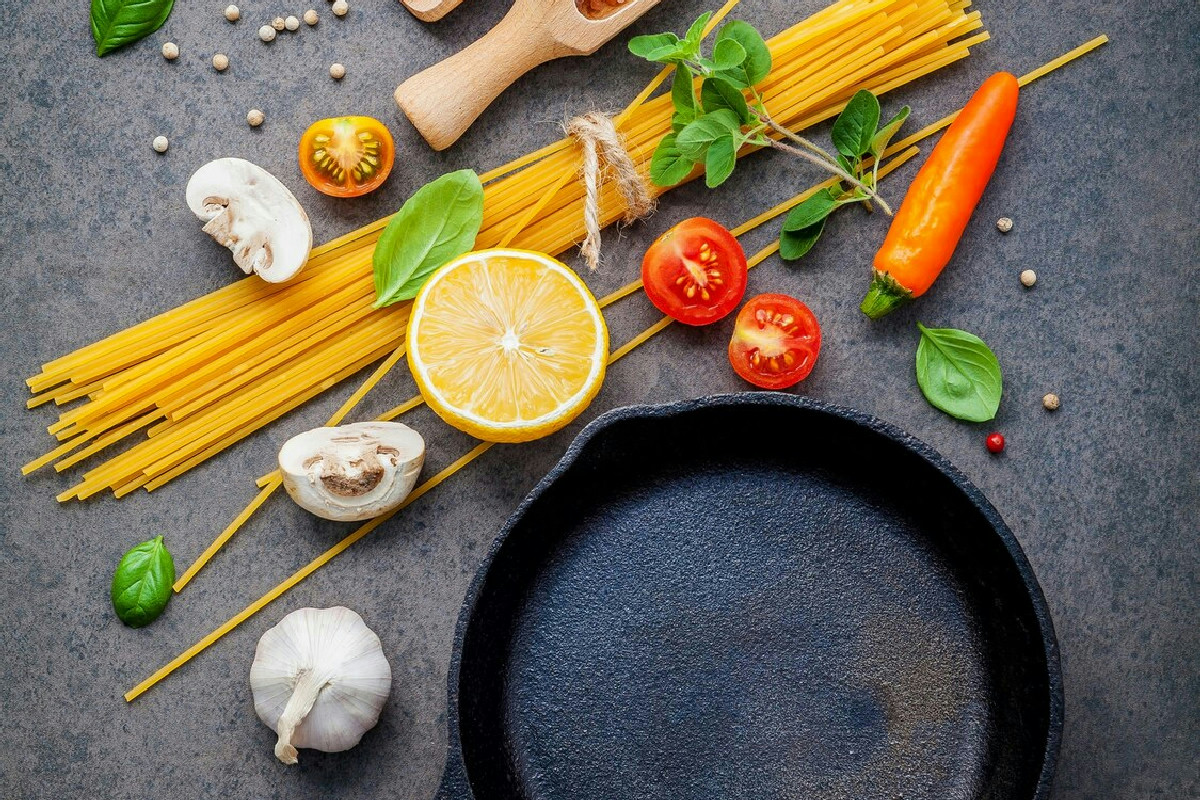 Questo semplice gesto in cucina evita sprechi e fa tornare le padelle come nuove