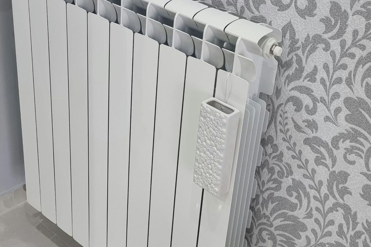 Questo semplice oggetto sul termosifone migliora l’aria in casa riducendo la secchezza ambientale