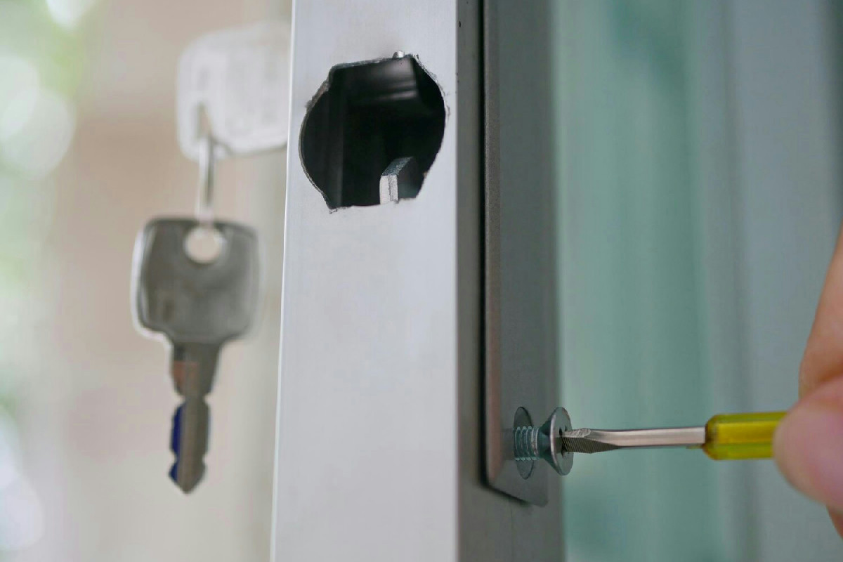 Serrature per porte interne: guida ai materiali e soluzioni funzionali e resistenti