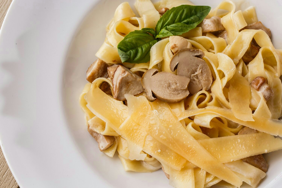 Tagliatelle ai porcini: il primo piatto autunnale dal sapore intenso e avvolgente al palato