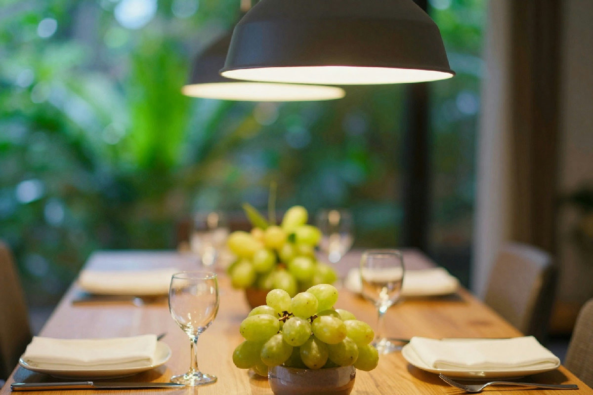 Altezza lampade a sospensione: un millimetro può rovinare l’atmosfera del tuo tavolo da pranzo