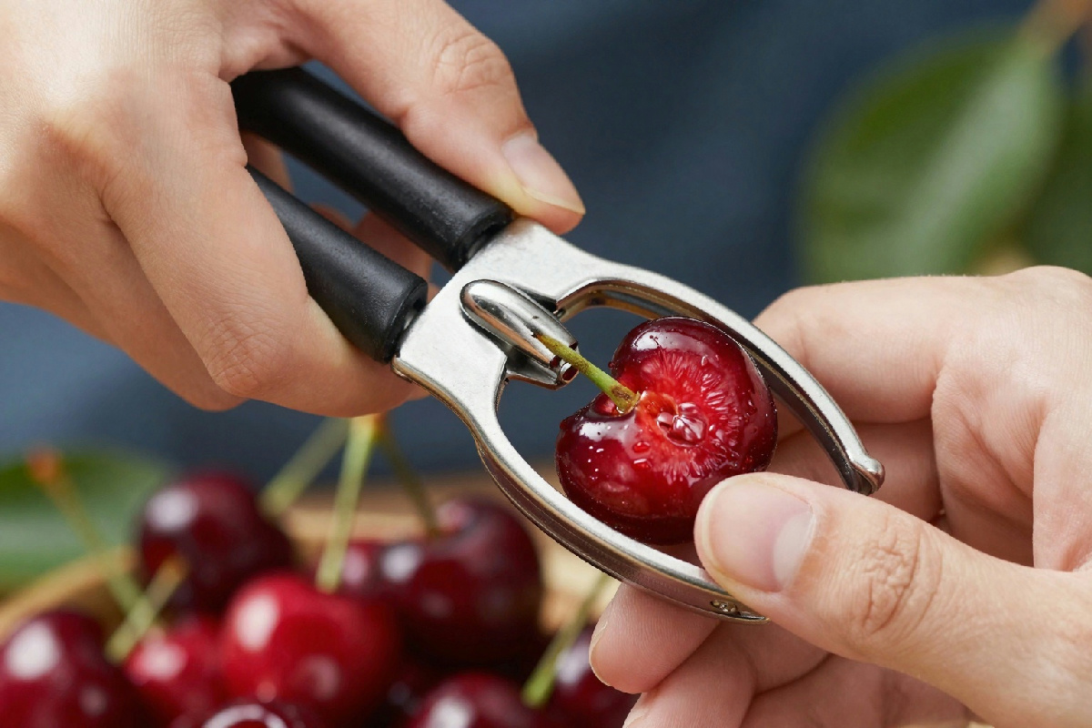 Rimuovi i noccioli delle ciliegie in un attimo: la soluzione geniale che non conoscevi