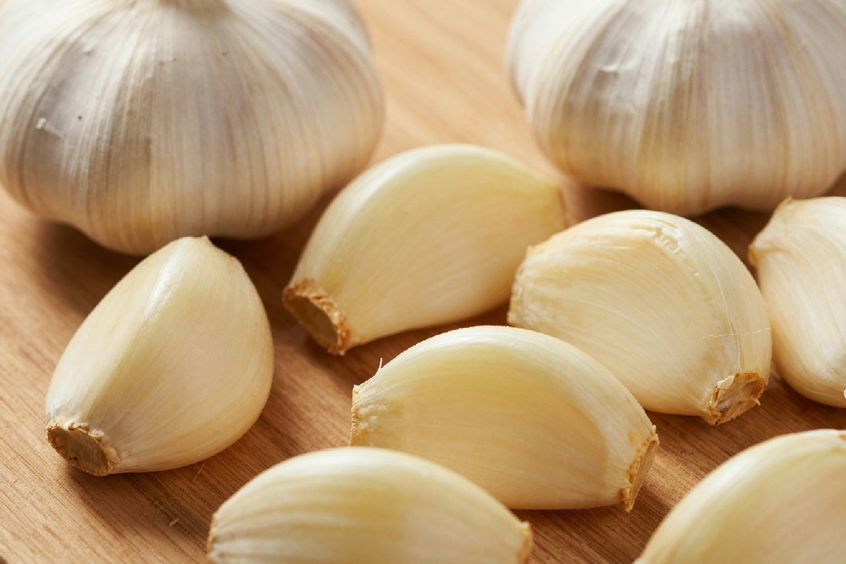 Sbucciare l’aglio non è mai stato così semplice: il trucco che cambierà per sempre la tua cucina